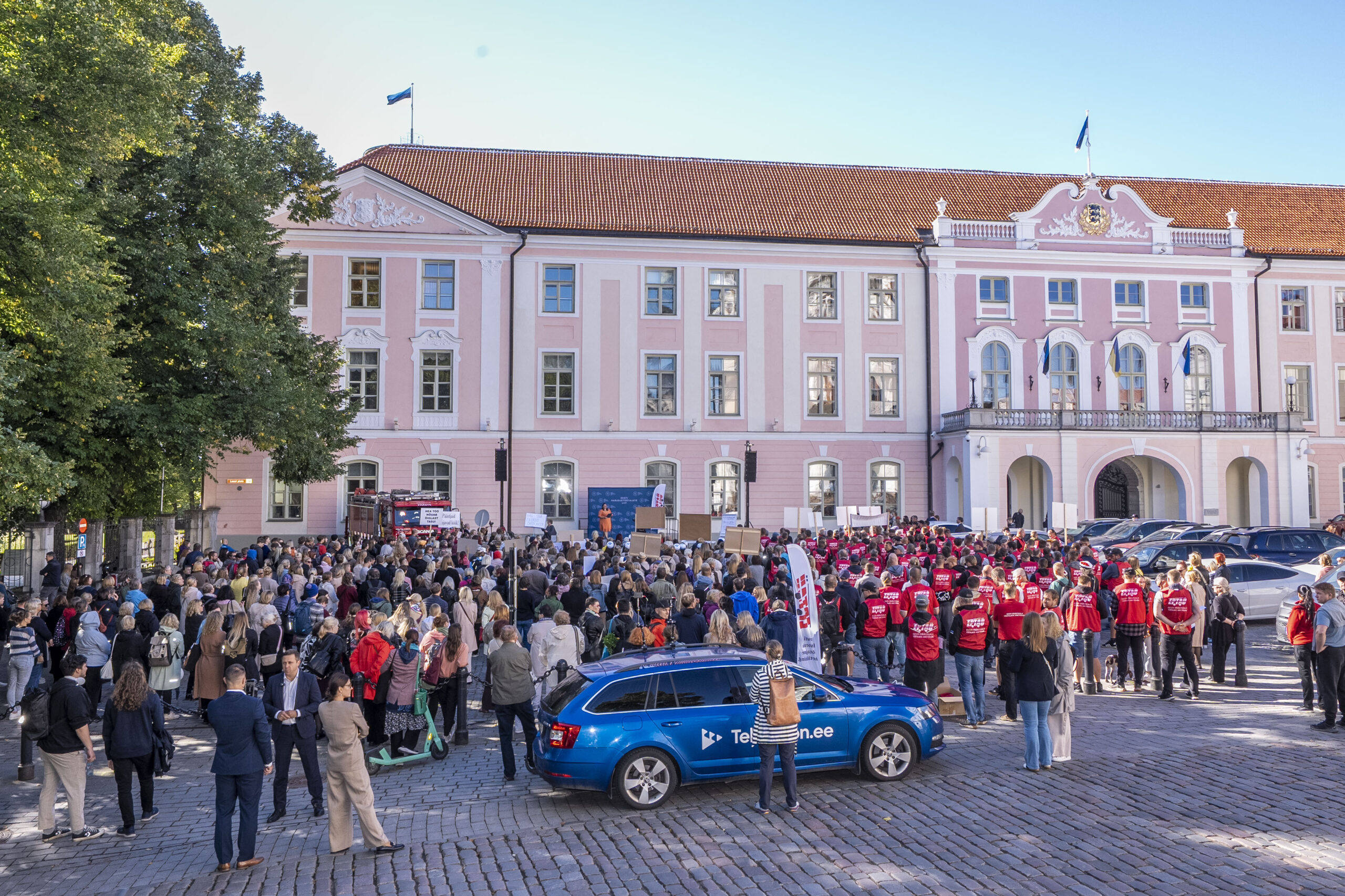 15.09.2026 14. septembril kogunesid õpetajad, päästjad, politseinikud ja toetajad Riigikogu ette, et nõuda valitsuselt 2027. aasta riigieelarves hariduse ja sis